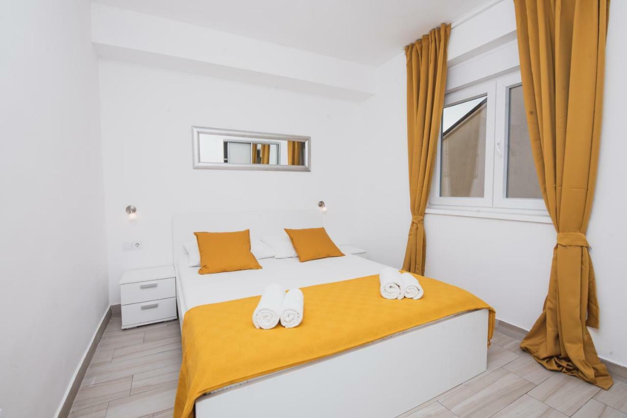 Apartments By The Sea Semy Novalja Bagian luar foto