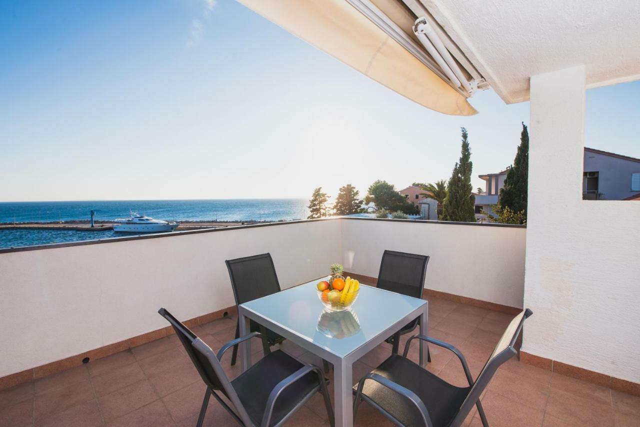 Apartments By The Sea Semy Novalja Bagian luar foto