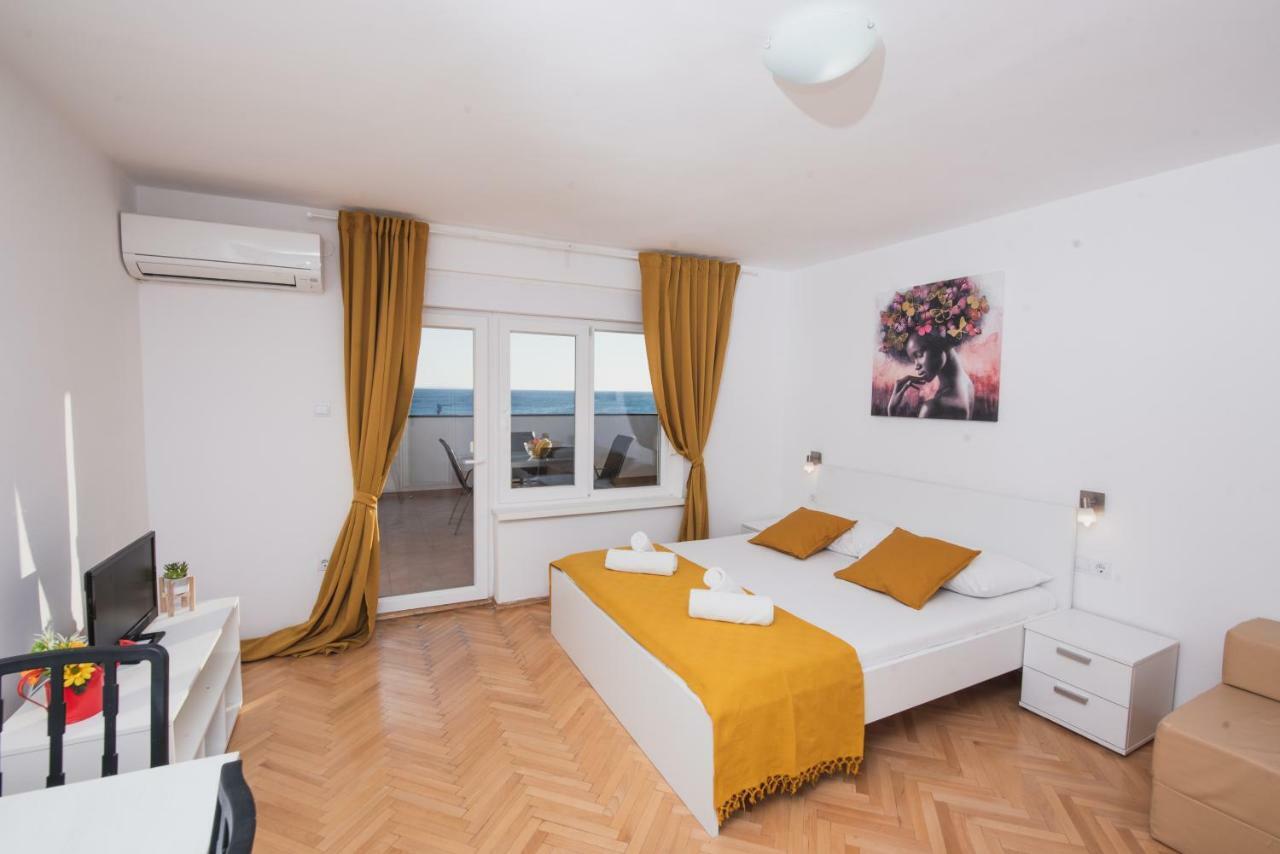 Apartments By The Sea Semy Novalja Bagian luar foto