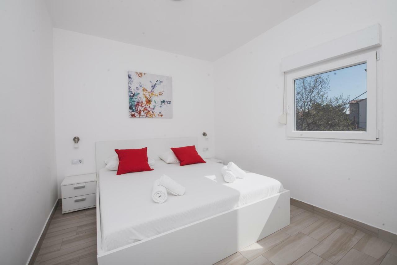 Apartments By The Sea Semy Novalja Bagian luar foto