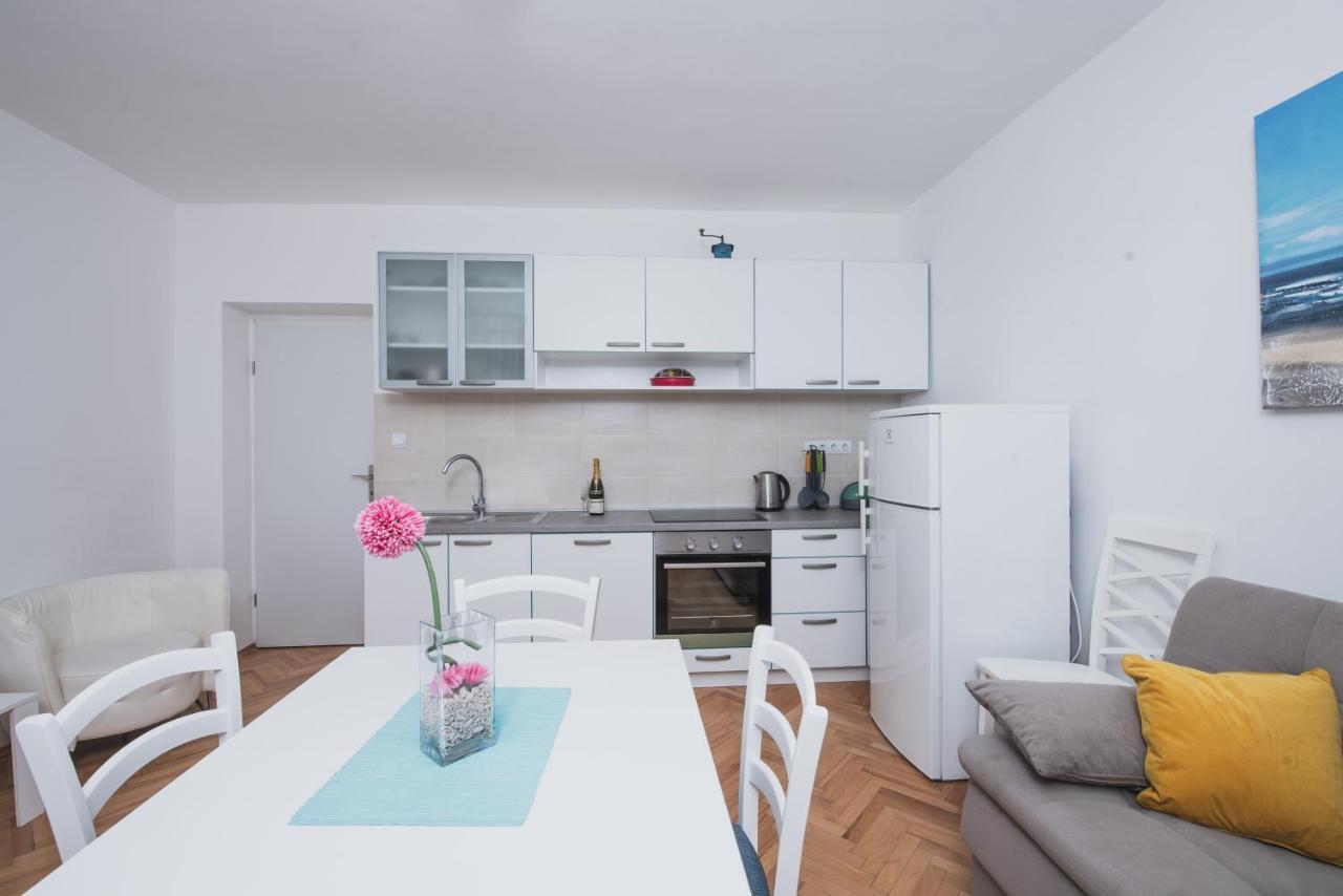 Apartments By The Sea Semy Novalja Bagian luar foto